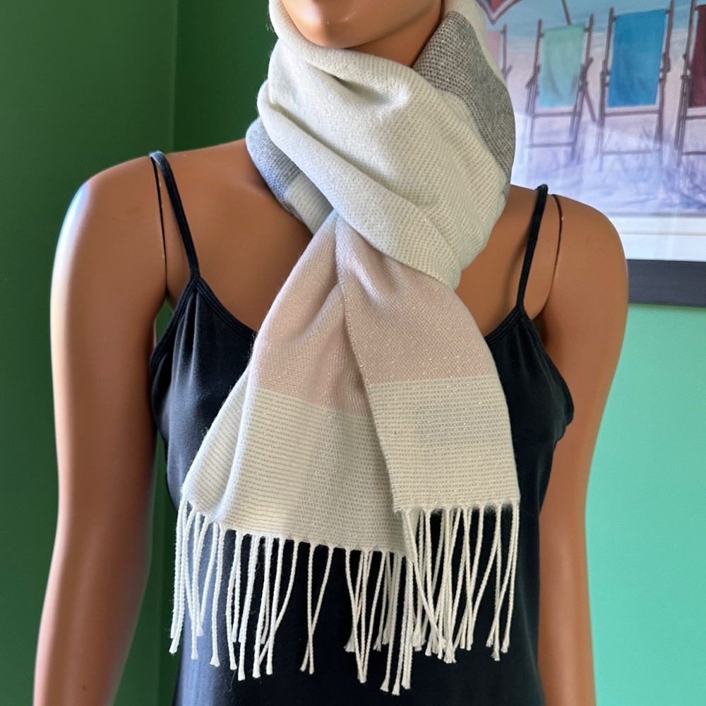 🧣🧣NWOT Cejon Elegant Cream and Gray Scarf🧣🧣
